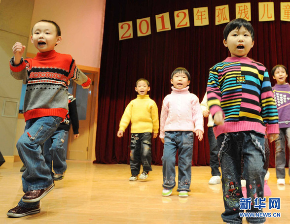 福利院的孩子們歡歌笑語過新年