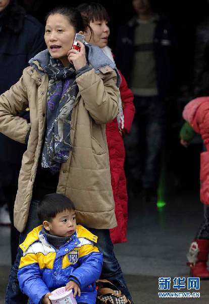 上海:雨中迎來(lái)節(jié)后返程首個(gè)高峰