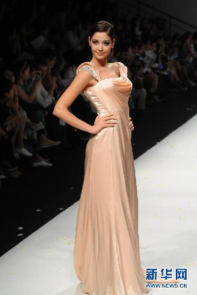 上海時裝周舉行婚紗秀