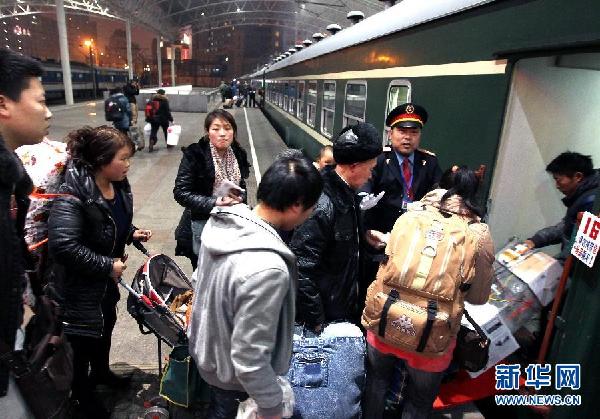 上海開(kāi)出2013年首列“綠皮車”