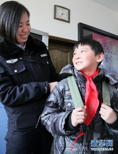 上海邊檢“點(diǎn)亮心愿”活動(dòng)溫暖貧困兒童