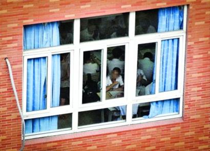 教育局連夜叫停涉事高中暑期補課 培訓機構補課多