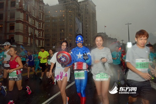 2014“上馬”雨中鳴槍 3萬5千人參賽創(chuàng)歷史新高