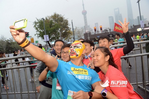 2014“上馬”雨中鳴槍 3萬5千人參賽創(chuàng)歷史新高
