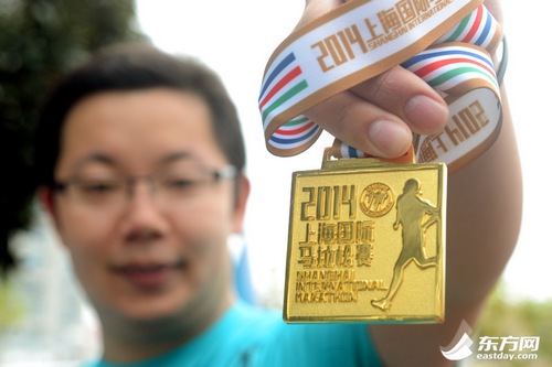 2014“上馬”雨中鳴槍 3萬5千人參賽創(chuàng)歷史新高