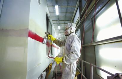 滬地鐵列車換“新衣”迎新年 3小時(shí)涂裝6層油漆