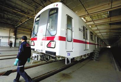 滬地鐵列車換“新衣”迎新年 3小時(shí)涂裝6層油漆