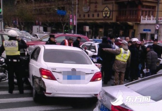 京滬高速一轎車連撞4車逃逸 滬鬧市中心被攔停[圖]
