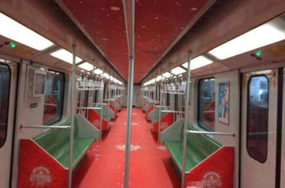 1號線車廂內(nèi)“新年快樂2015”原是廣告裝飾