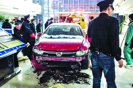 酒后駕車(chē)失控撞進(jìn)醫(yī)院門(mén)診大廳 未造成人員受傷