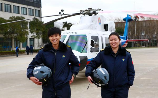 中國首批2名搜救直升機(jī)女機(jī)長上崗 均畢業(yè)于上海