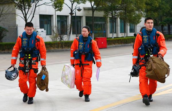 中國首批2名搜救直升機女機長上崗 均畢業(yè)于上海