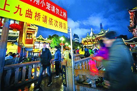 申城豫園取消元宵燈會(huì) 湯團(tuán)店比九曲橋更“鬧猛”