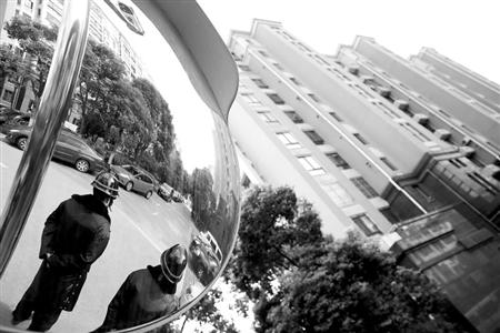 滬一小區(qū)上演搶車位大戰(zhàn):“特勤安保”全天巡邏