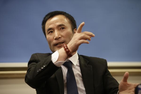 滬民警遭拖行致死目擊者:突左轉(zhuǎn) 應(yīng)是油門踩到底