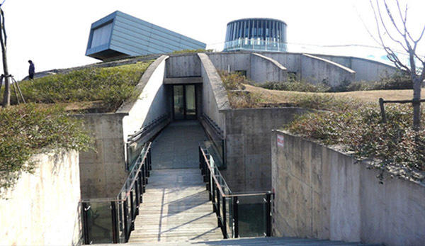 上海現(xiàn)獨(dú)特人工丘洞辦公室 無(wú)需空調(diào)冬暖夏涼