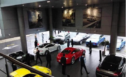 女司機(jī)駕保時(shí)捷卡宴 不知何故直沖4S店撞立柱