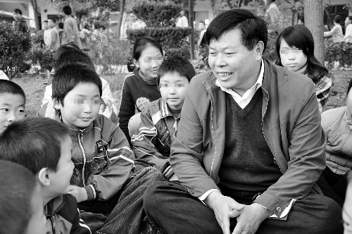 小伙放棄國外百萬年薪 回鄉(xiāng)撫養(yǎng)181名孤兒(圖)