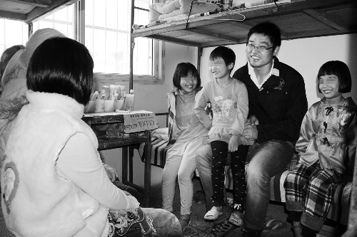 小伙放棄國外百萬年薪 回鄉(xiāng)撫養(yǎng)181名孤兒(圖)