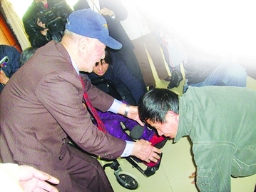 坐受十個響頭 老飛虎隊員在故鄉(xiāng)認“戰(zhàn)友之子”