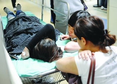 女孩跳地鐵站臺欲輕生 4節(jié)車廂滑過后生還