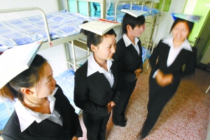 乘務(wù)員要求不比空姐差 “高姐”應(yīng)聘成熱門(圖)