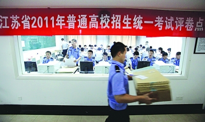 記者探訪高考閱卷“總部”：實(shí)拍試卷掃描現(xiàn)場