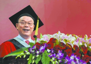 北大校長引電影對白寄語畢業(yè)生 教授笑談棄北大上港大