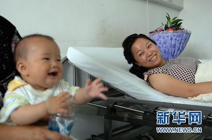 墜樓女孩妞妞醒了 會叫“爸爸媽媽”(圖)