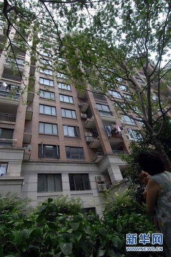 墜樓女孩妞妞醒了 會(huì)叫“爸爸媽媽”(圖)