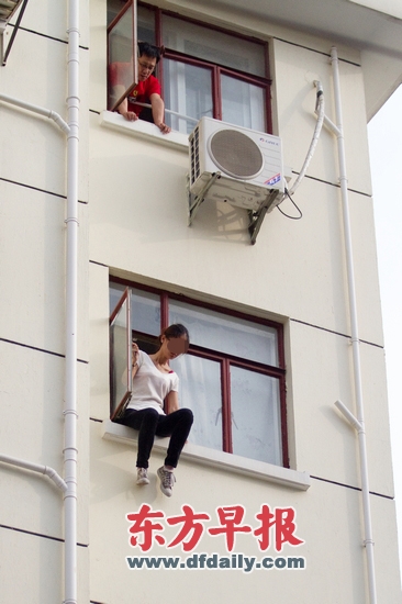 女生在圍觀起哄中跳樓 醒來(lái)吧“看客”們!