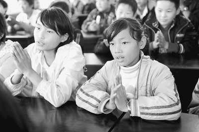 盲人教師上課妻子代寫(xiě)板書(shū)