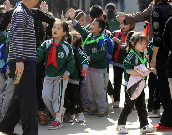 小學(xué)生戴綠領(lǐng)巾惹爭(zhēng)議 評(píng)論稱(chēng)比抽教鞭更加惡毒