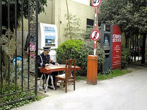 “文藝保安哥”走紅網(wǎng)絡(luò) 小區(qū)門口彈古箏（圖）