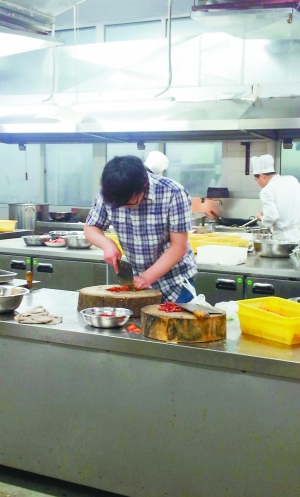 男生借學(xué)校食堂為女友做生日宴 來食堂感受哥的心