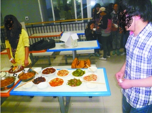 男生借學(xué)校食堂為女友做生日宴 來食堂感受哥的心