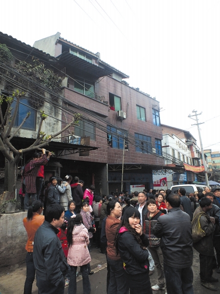 2小女孩鉆進(jìn)家中木箱