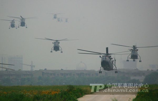 解放軍陸航部隊(duì)配備自瞄式頭盔 飛行員看哪打哪