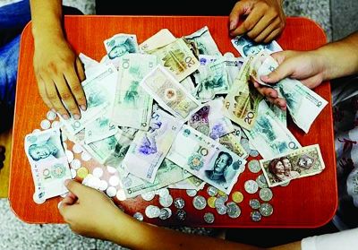 大學(xué)生撿垃圾 十年捐出20萬資助“山里娃” 圖