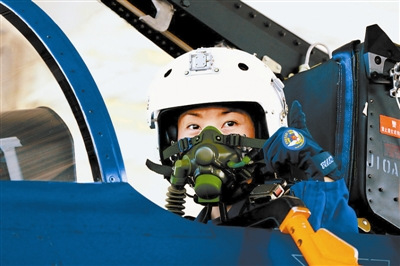 中國女飛行員首次單飛殲十戰(zhàn)機[圖]