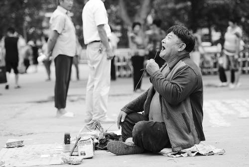 傻子？義丐！70歲傳奇乞丐養(yǎng)大了5個棄嬰（圖）