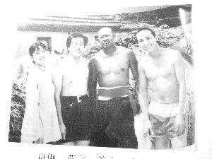 莫言家鄉(xiāng)山東高密市領(lǐng)導(dǎo)登門獻(xiàn)花 祝賀其獲獎(jiǎng)