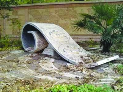 網(wǎng)傳南京現(xiàn)“千萬(wàn)元狗墓” 官方回應(yīng):只是雕像