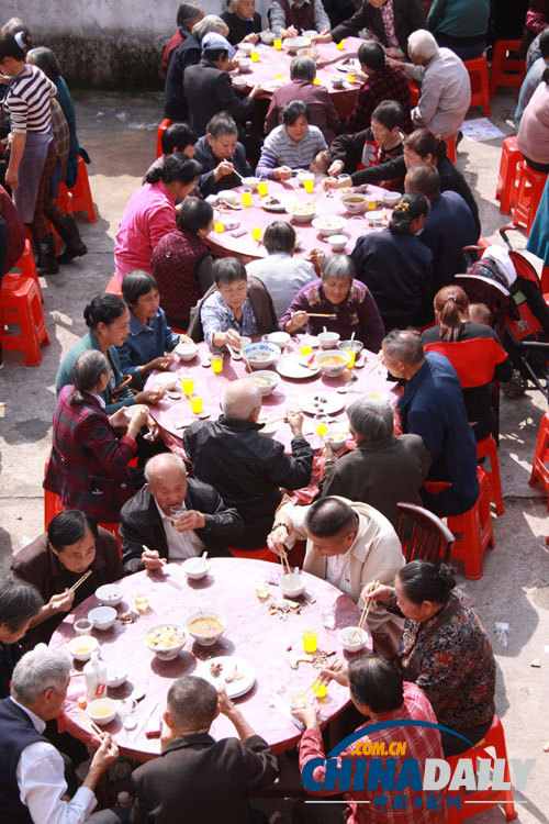 江西宜春一社區(qū)連續(xù)21年舉辦“長(zhǎng)壽宴”話重陽