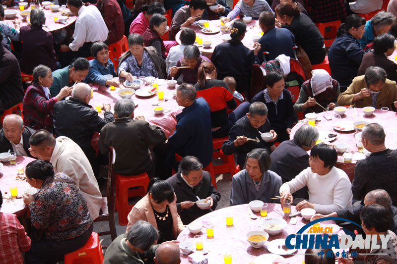 江西宜春一社區(qū)連續(xù)21年舉辦“長(zhǎng)壽宴”話重陽(yáng)