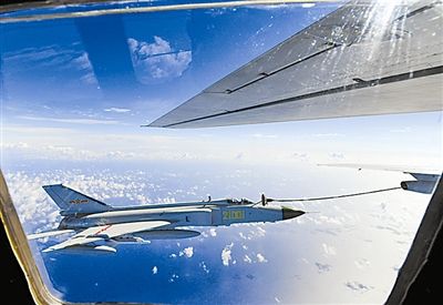 我軍戰(zhàn)機(jī)空中加油時(shí)突發(fā)故障 飛行員手動(dòng)完成任務(wù)[圖]