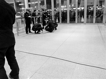 旅客情緒失控拋撒六萬(wàn)元 火車(chē)站下起“鈔票雨”