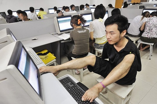 高校“無臂哥”成勵(lì)志哥 游泳自行車樣樣拿手