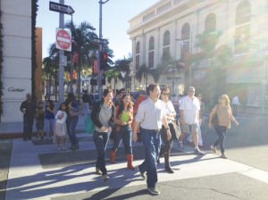 中國(guó)游客在美國(guó)1次買夠5年用品 用集裝箱運(yùn)回