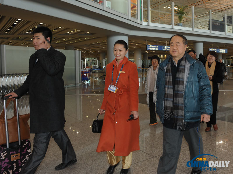 莫言現(xiàn)身北京首都機場 赴瑞典領取諾貝爾文學獎